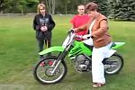 Mama lernt Motorradfahren