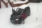 Frau ist im Schnee festgefahren