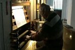 Lamour Toujours auf einer Kirchenorgel