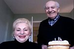 Großeltern machen Foto mit einer Webcam
