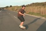 Anfänger auf einem Longboard