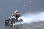 Mit einem Quad übers Wasser fahren