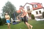 Salto in einen Pool