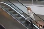 Blondine auf einer Rolltreppe