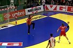 Abgezockter Handballfreiwurf