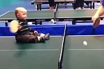 Baby spielt Tischtennis