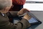 Wolfgang Schäuble spielt Sudoku im Bundestag
