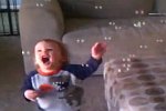 Baby freut sich über Seifenblasen