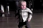Zweijähriger tanzt Jive