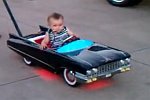 Baby in seinem Cadillac