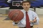 Reporter wirft rückwärts in einen Basketballkorb