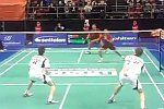 Verrückter Ballwechsel beim Badminton