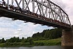 135 Menschen springen gleichzeitig von einer Brücke