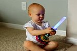 Baby mit Lichtschwert