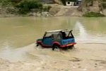 Auto fährt Unterwasser