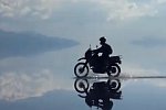 Motorrad fährt durch den Himmel
