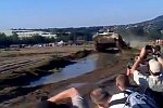 Panzer fährt durchs Wasser