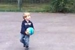 Junge schießt Ball in Basketballkorb