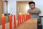 Mit Schlägen Kerzen ausblasen