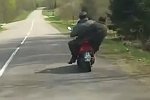 Zwei Betrunkene auf einem Motorroller