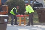 Zwei Müllmänner spielen mit Tischkicker