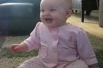 Herzhaftes Baby-Lachen