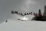 30 Skifahrer machen einen gemeinsamen Salto