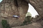 Wingsuit-Flug durch ein Loch im Felsen