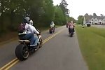 Motorrad-Beifahrerin fällt auf Hinterreifen
