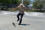 Alter Mann auf einem Skateboard