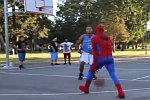 Spider-Man spielt Basketball