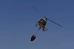 Hubschrauber holt Wasser aus einem Swimmingpool