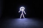 Kleinkind im LED-Kostüm