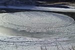 Drehende Scheibe aus Eis auf einem Fluss
