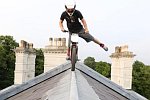 Stunts mit einem elektrischen Trial-Bike