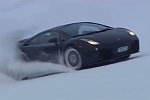 Lamborghini Gallardo fährt im Schnee