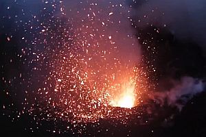 Flug über einen aktiven Vulkan