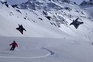 Wingsuit-Flug über Skifahrern