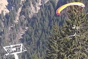 Paraglider slidet auf Seilbahn