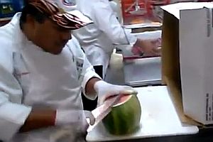 Schnell eine Wassermelone schälen