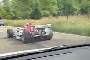 Ein Formel1-Wagen auf der Autobahn