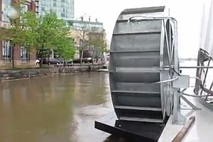 Wasserrad reinigt den Hafen