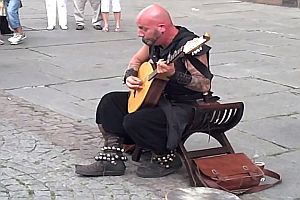 Straßenmusiker mit hoher Stimme