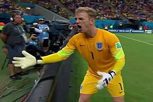 Joe Hart fordert den Ball vom Balljungen