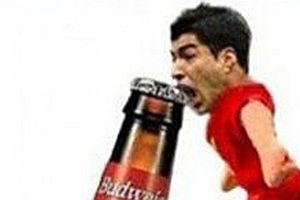 Suarez als Flaschenöffner