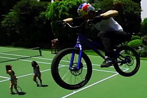 Danny MacAskill fährt durchs Playboy Mansion