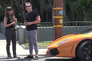 Frau mit einem Lamborghini aufreißen