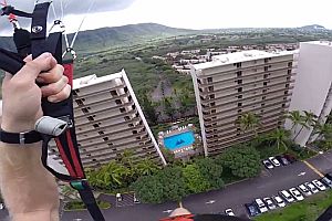 Fallschirmflug zwischen zwei Hoteltürmen