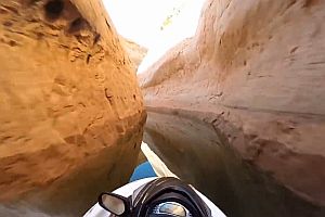 Jetski-Fahrt durch einen Canyon