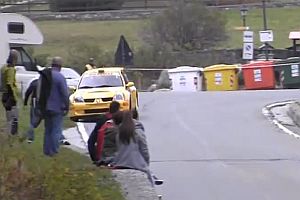 Zuschauer entgehen knapp einem Rallyewagen